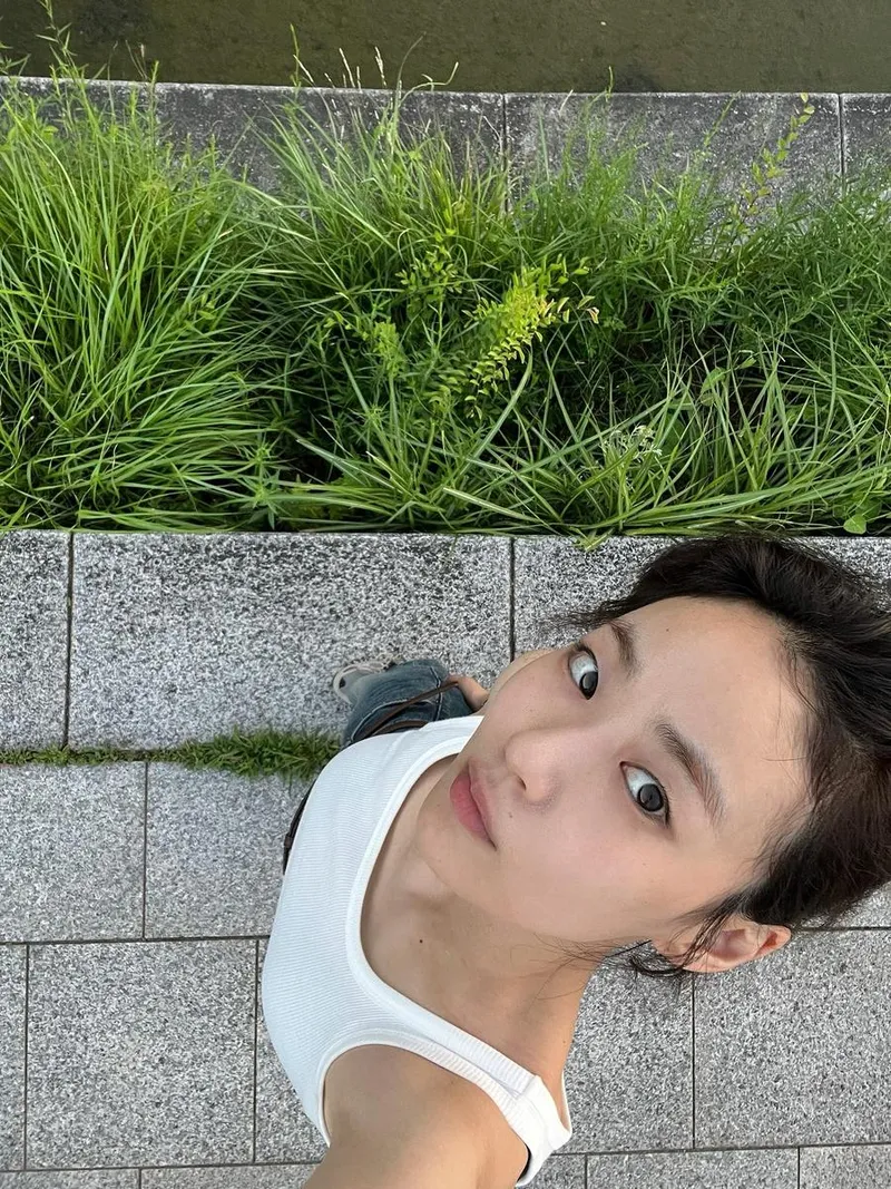 “느린 호흡으로 마주한 저녁”…이이담, 여름 산책길→고요한 자유 / 배우 이이담 인스타그램