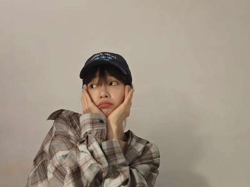 “덥다던 얼굴, 장난스러운 표정”…현승희, 무더위에 웃음→반전 매력 / 걸그룹 오마이걸 현승희 인스타그램