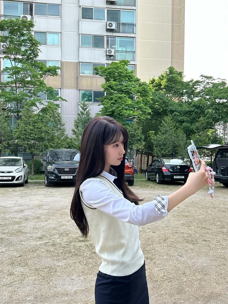 “바람도 머문 오후”…에버글로우 시현, 여름빛 속 설렘→순수한 셀카의 순간 / 걸그룹 에버글로우 시현 인스타그램