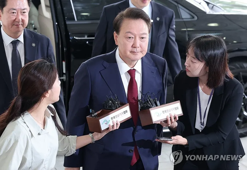 윤석열 전 대통령이 지난 28일 피의자 신분으로 내란특검 조사를 받기 위해 서울 서초구 서울고검 청사로 출석하고 있다. 2025.6.28 / 연합뉴스