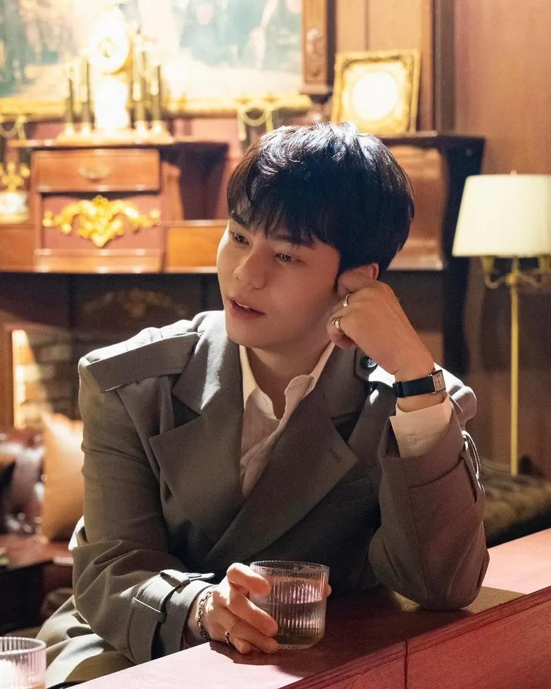 “한 여름에 더워 죽어 보이는 순간”…김수인, 고요한 시선→이열치열 감성 / 크레즐 김수인 인스타그램