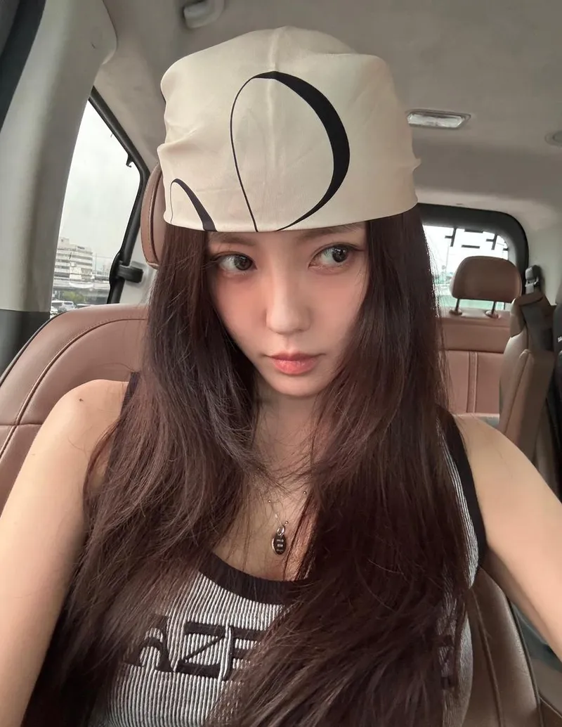 “이공이오 상반기 끝”…효민, 긴 머리 사이로 성숙함→여름의 여운 가득 / 걸그룹 티아라 효민 인스타그램