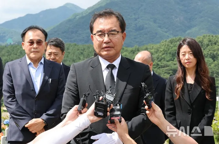 순직 해병 수사 외압 사건을 맡은 이명현 특별검사 등 특검 지휘부가 1일 대전 국립현충원 채상병 묘역을 참배한 뒤 기자들의 질문에 답하고 있다. / 뉴시스