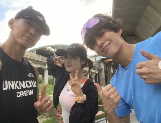“함께 달려, 웃음 머금었다”…뉴진스 다니엘·박보검·션, 새벽 조깅 속 근황→팬들 시선 집중