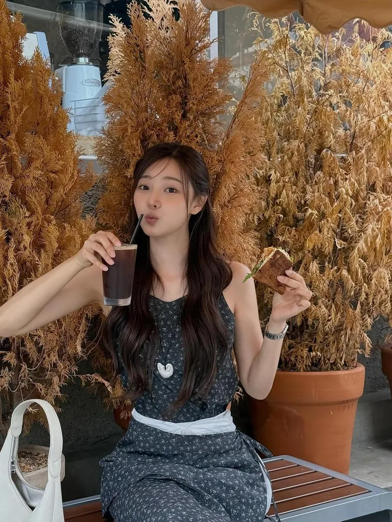 “샌드위치가 맛있던 오후”…이시안, 여름 빛 속 미소→청량한 힐링 / 솔로지옥4 출연자 모델 이시안 인스타그램