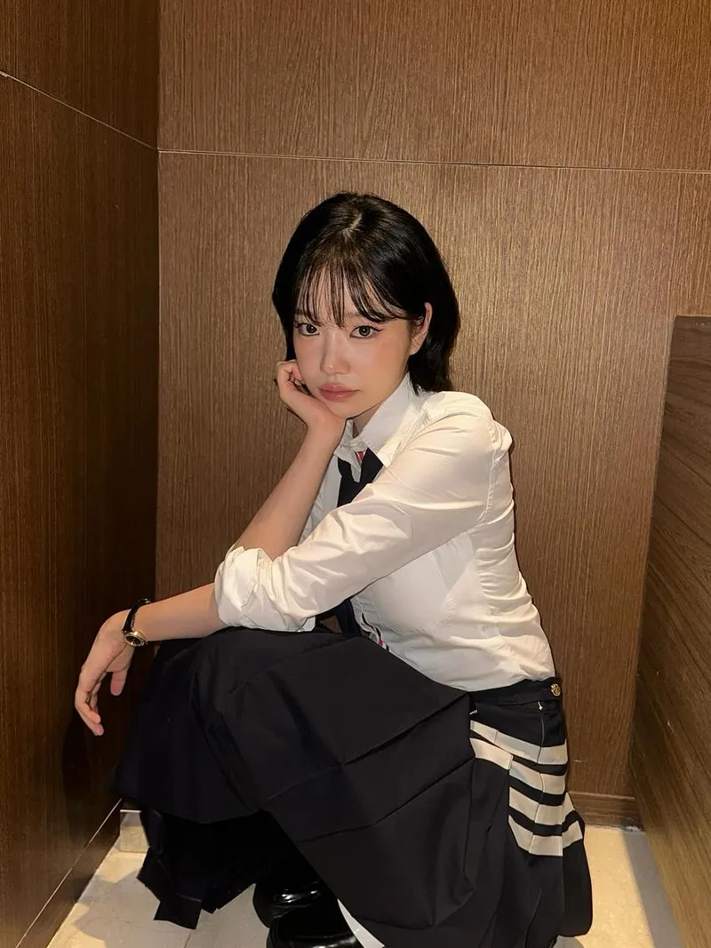 “정적 속에 머문 순간”…조유리, 절제된 시선→여름날 깊어진 여운 / 그룹 아이즈원 조유리 인스타그램