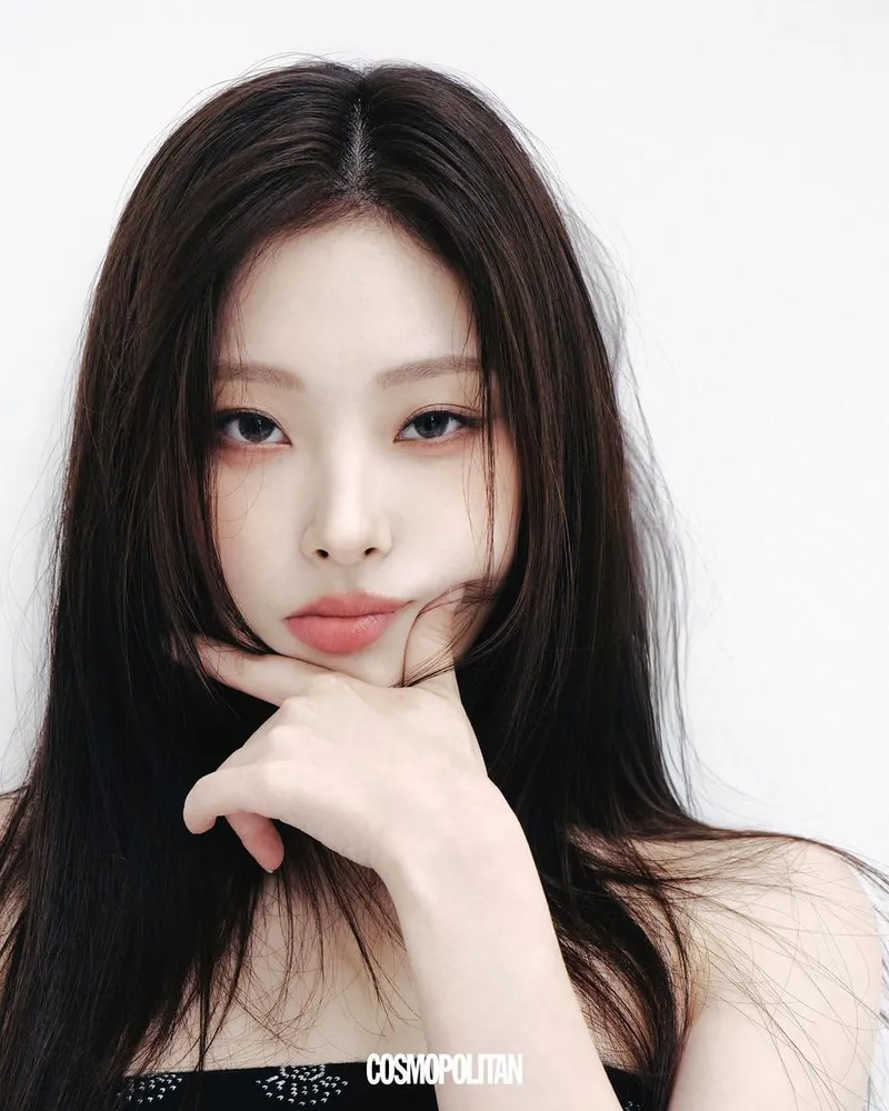 “새롭게 바라봐주셔서 감사합니다”…최희진, 정적인 눈빛→여름 분위기 압도 / 배우 최희진 인스타그램