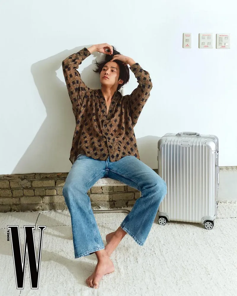 “오랜 침묵 끝에 맞닿은 순간”…로운, 무심한 시선→여름 오후의 여운 / 가수, 배우 로운 인스타그램