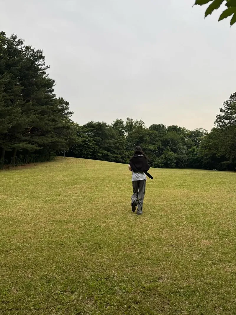 “평온이 깃든 오후였어요”…최예빈, 여름 들판→고요한 산책 순간 / 배우 최예빈 인스타그램