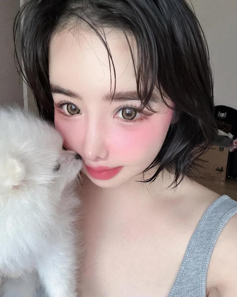 “감사 랑 나랑 뽀하는중”…박봄, 포근한 한여름 오후→따스한 교감 / 걸그룹 2NE1 박봄 인스타그램