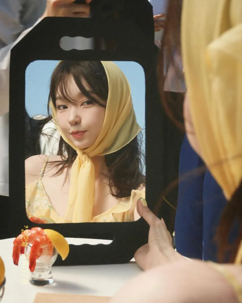 “꺄앗 내사랑 써브웨이와 함께”…강민경, 노란 스카프 속 여름 감성→사랑스러움 폭발 / 걸그룹 다비치 강민경 인스타그램