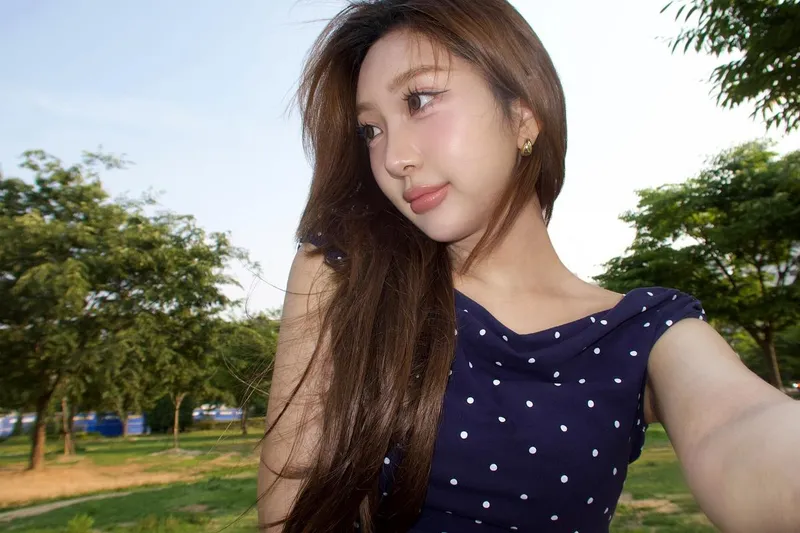 “7월에는 또 어떤 재미난 일이”…박민지, 여름 저녁빛 속 미소→설렘의 순간 포착 / 걸그룹 시크릿넘버 박민지 인스타그램