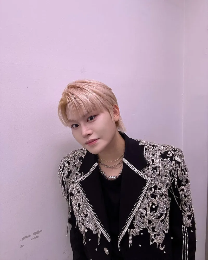 “곧 THE SHOW”…황민우, 무대 앞 설렘→은은한 눈빛 압도 / 가수 황민우 인스타그램