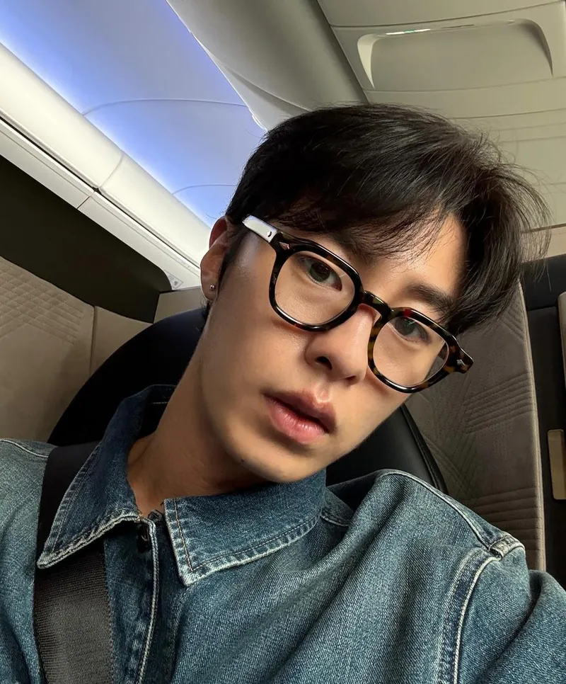 “창 너머 흐르는 햇살처럼”…이재욱, 비행 속 사유→여름 오후의 단정함 / 배우 이재욱 인스타그램