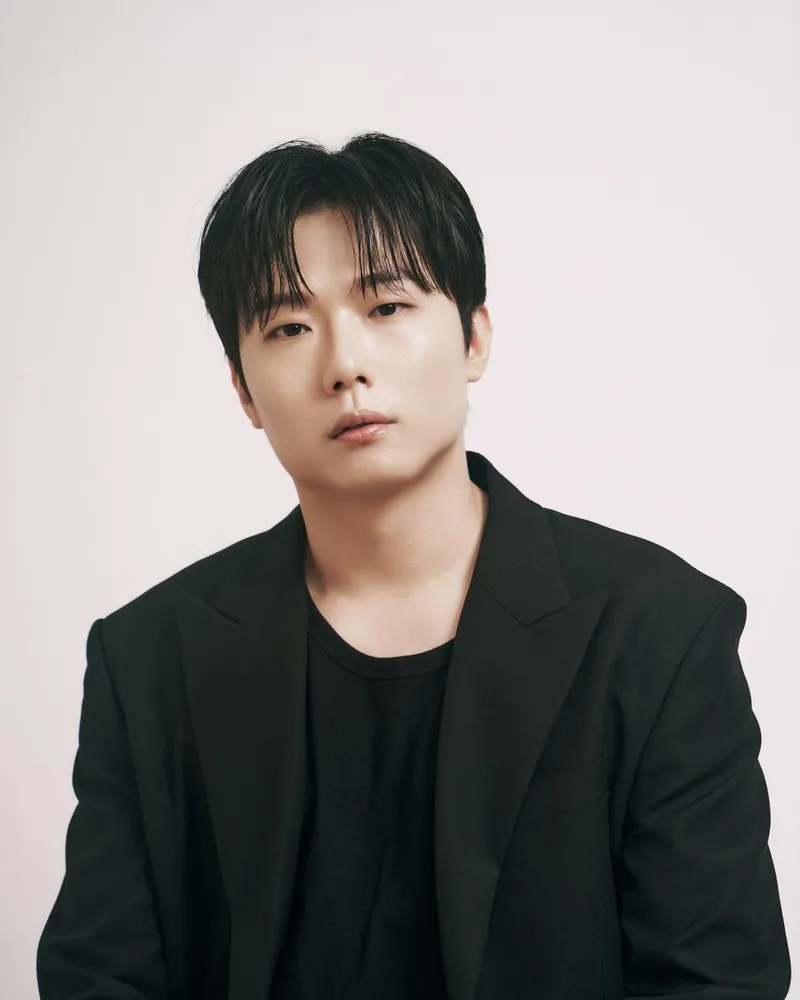 “뉴 프로필 중에 골라달라는 부탁”…탑현, 정적 속 도발→무심한 눈빛의 여운 / 가수 탑현 인스타그램