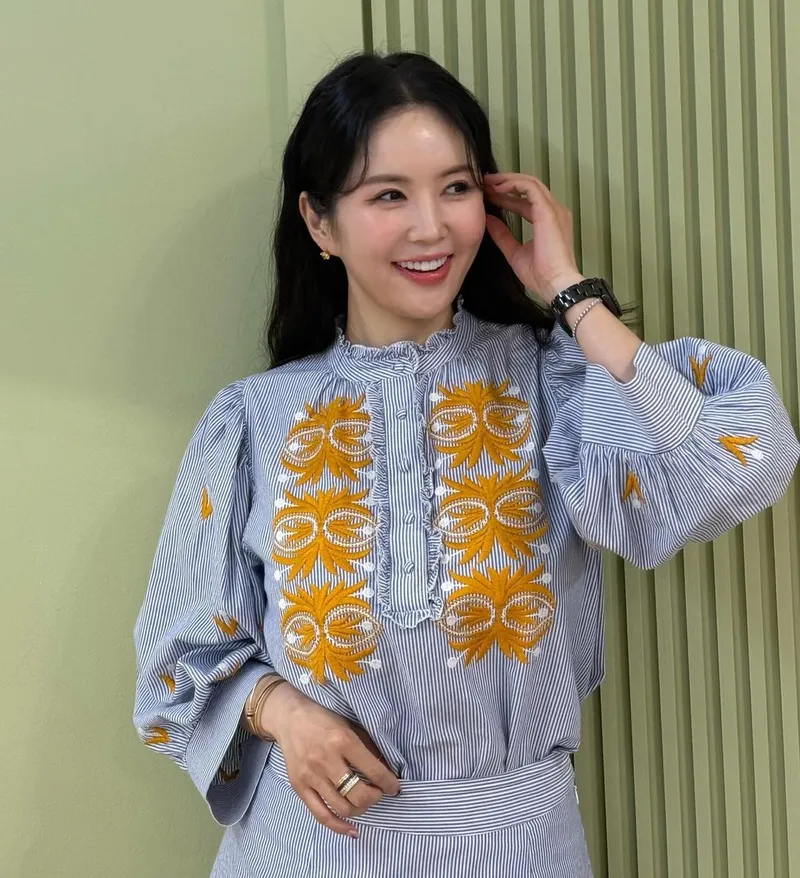 “이쁜 척하려니 어색웃음이”…장영란, 미소 속 긍정→여름 공기 환하게 물들이다 / 방송인 장영란 인스타그램