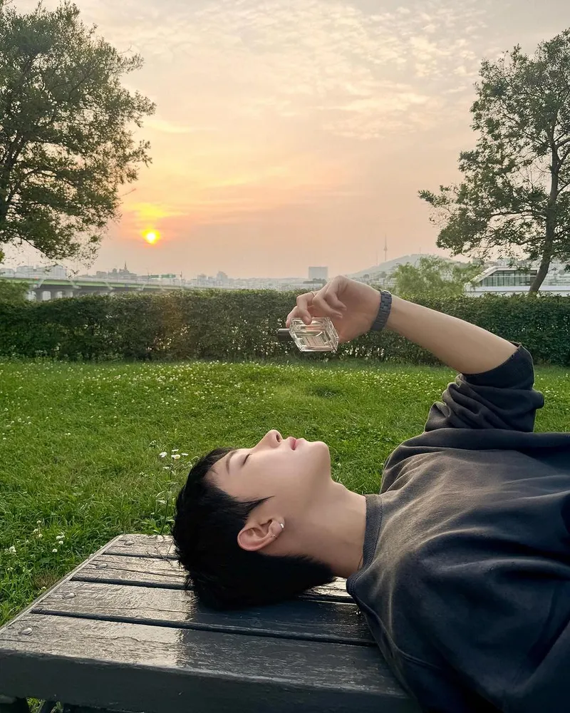 “그림자 아래 흩날린 향”…조슈아, 여름 노을 속→감성 무드 완성 / 그룹 세븐틴 조슈아 인스타그램