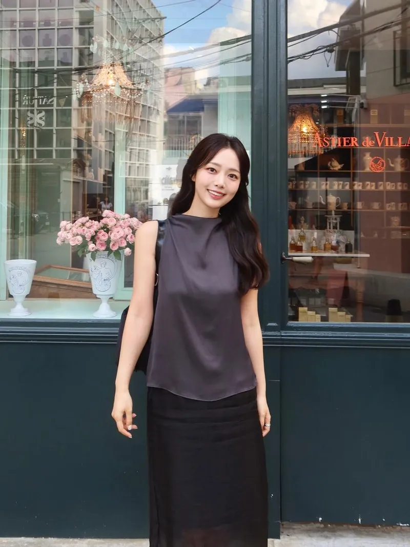 “얼굴 라인이 날렵해졌어요”…조서연, 여름 저녁→세련된 미소로 물들다 / 아나운서 조서연 인스타그램