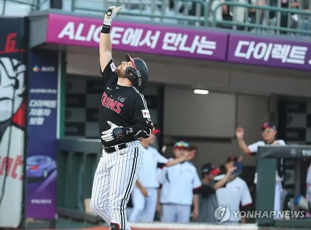 “투런포 작렬”…오스틴, 롯데전 선제홈런→LG 2위 수성 견인 / 연합뉴스