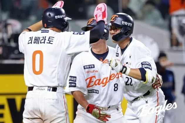 “8회 6득점 대역전극”…한화, NC전 4점 차 뒤집기→선두 질주 / 연합뉴스