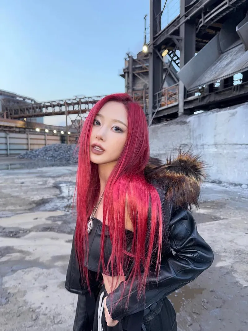 “dirtywork”…지젤, 붉은 강렬함→산업지대서 시선 압도 / 걸그룹 에스파 지젤 인스타그램