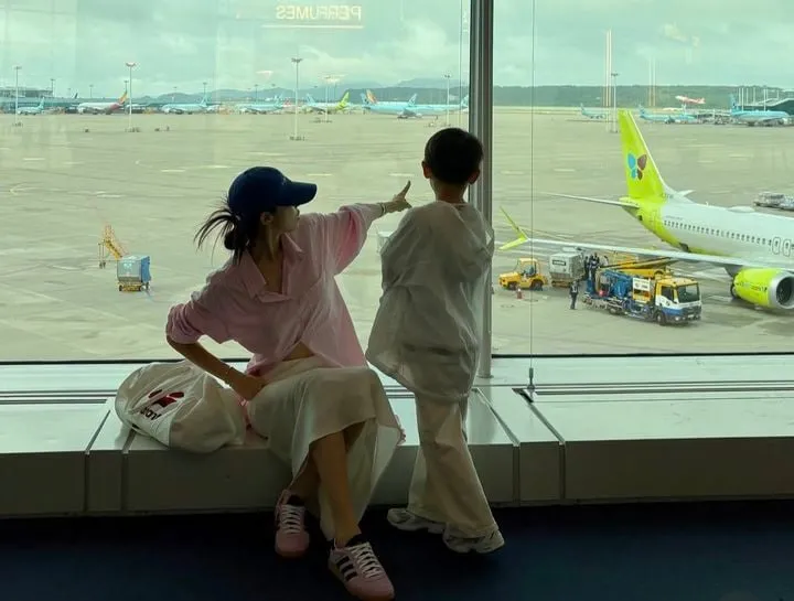 “함께 손을 잡고 떠난다”…서하얀·아들, 공항 이별 장면→가족의 새로운 출발