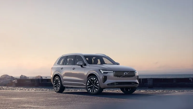 스웨디시 럭셔리 진화…볼보 XC90·S90 신형 공개→플래그십 격전지 재편