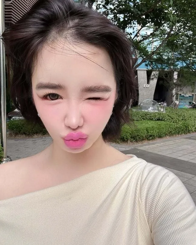 “인형이 웃는 순간”…박봄·투애니원, 셀카 속 빛나는 근황→팬들 뜨거운 관심