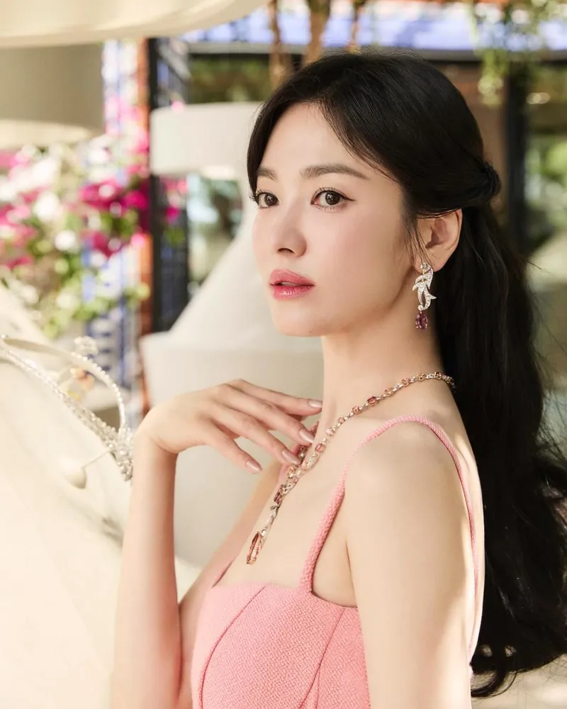 “여름의 빛 아래 맑은 눈빛”…송혜교, 마르베야 감성→우아함 속 시선 압도 / 배우 송혜교 인스타그램