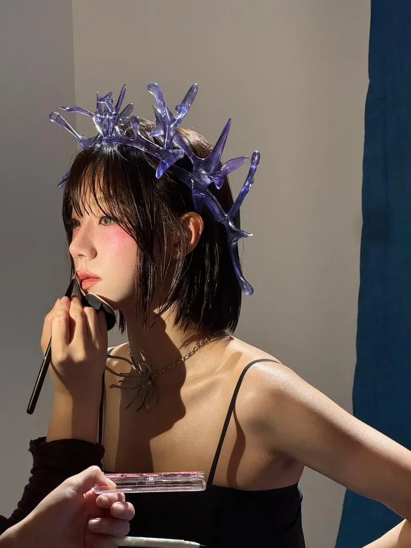 “유리 왕관 아래 빛나는 시선”…여름, 몽환적 무드→시선 압도 / 걸그룹 우주소녀 여름 인스타그램