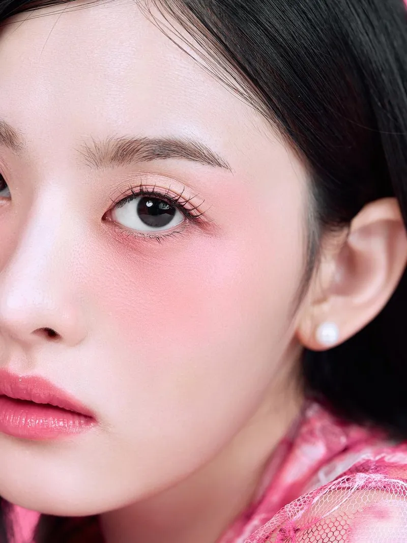 “설렘 닮은 핑크빛 눈빛”…주하늘, 한여름 속 압도적 미모→섬세한 감성 / 하트페어링 출연자 모델 주하늘 인스타그램