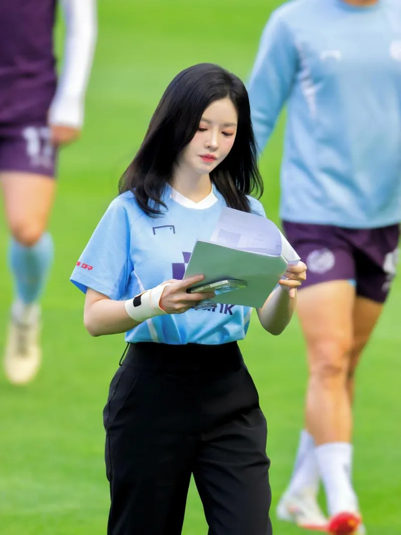 “여름 경기장 속 설렘”…김효진, 강렬한 응원→현장 존재감 폭발 / 아나운서 김효진 인스타그램