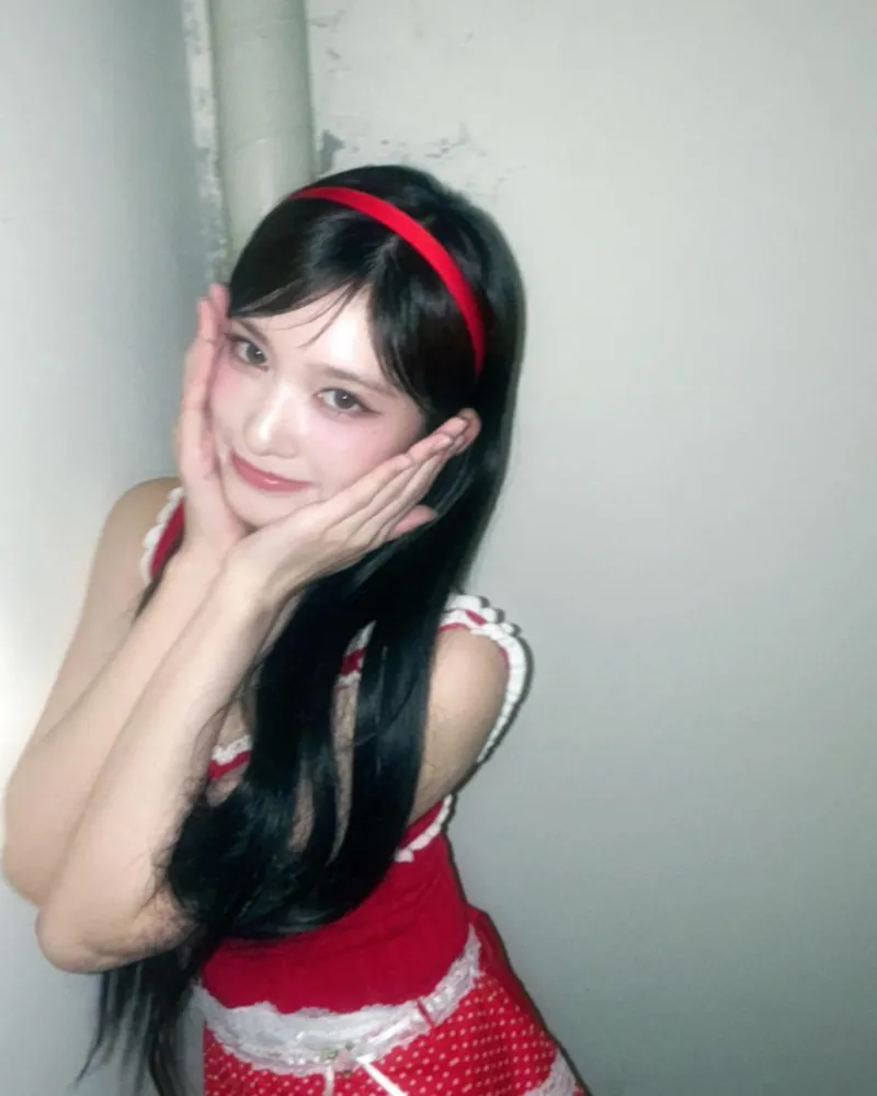 “동화 속 소녀 그 자체”…이서, 여름 오후→붉은 매력 폭발 / 걸그룹 아이브 이서 인스타그램