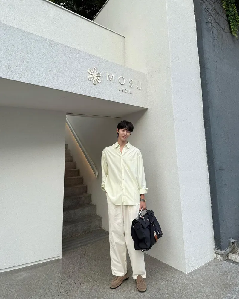 “감각의 여행이란 이런 것”…박정진, 미소 짓는 여름 오후→세련미 폭발 / 인플루언서 박정진 인스타그램