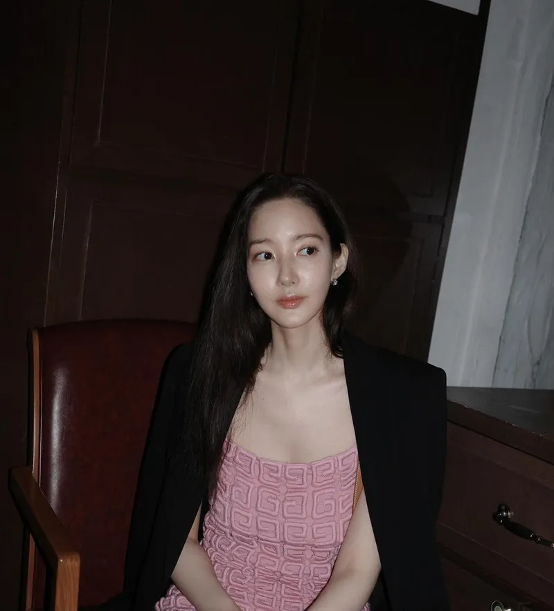 “고요한 시선이 닿은 곳”…박민영, 심연 같은 오후→은은한 존재감 / 배우 박민영 인스타그램