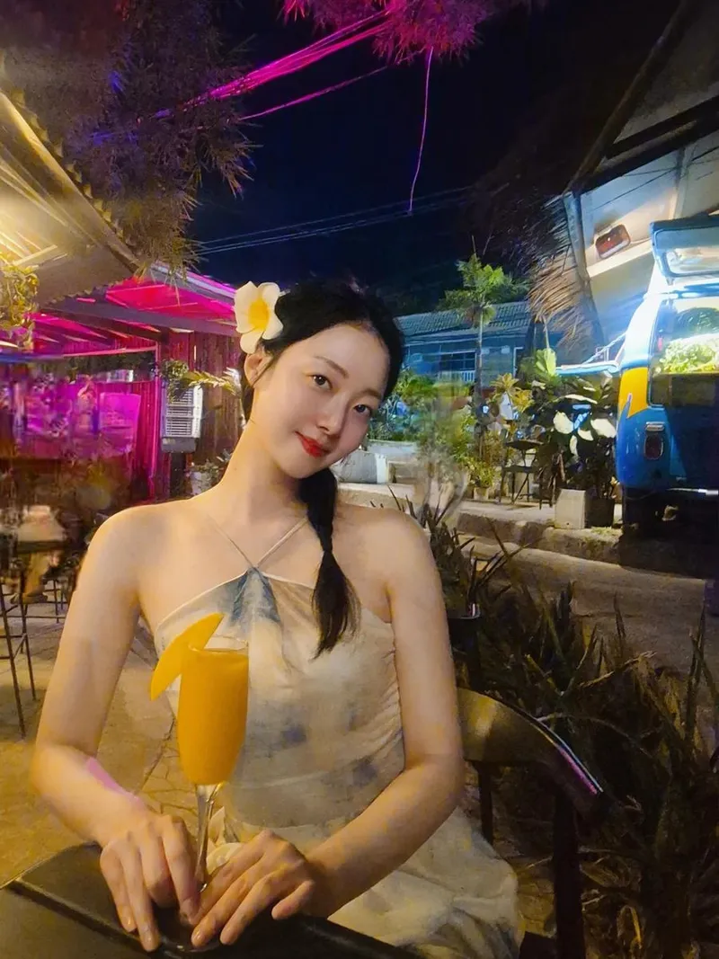 “또 가고 싶은 마음”…윤다영, 여름밤 설렘→보홀 추억 담은 미소 / 배우 윤다영 인스타그램