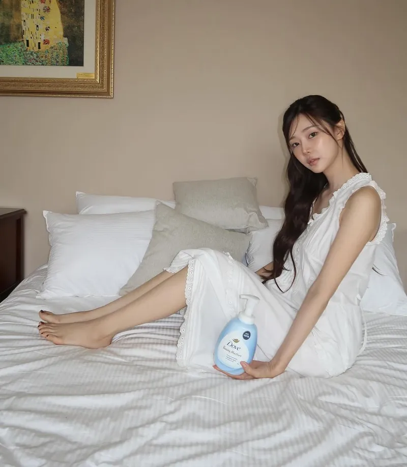 “구름처럼 부드럽게 퍼지는 하루”…이시안, 고요한 여름→로맨틱 셀프케어 완성