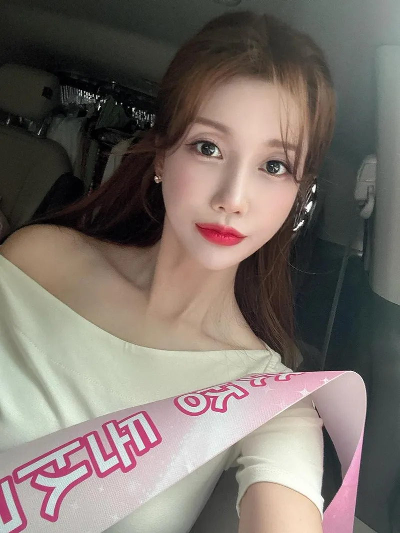 “함께라서 더욱 특별했다”…두리, 여름 햇살 속 깜짝 미소→설렘 가득 셀카 / 가수 두리 인스타그램
