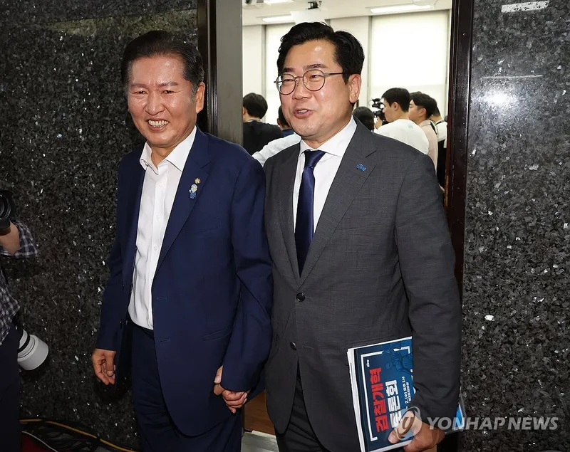 손잡고 다니는 정청래·박찬대 당대표 후보 / 연합뉴스