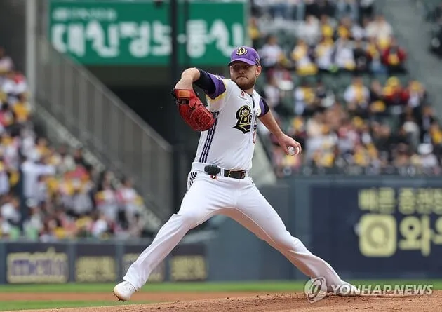 “무실점 역투·주루 미스”…두산, 삼성 자멸 틈타→5-0 완승 / 연합뉴스