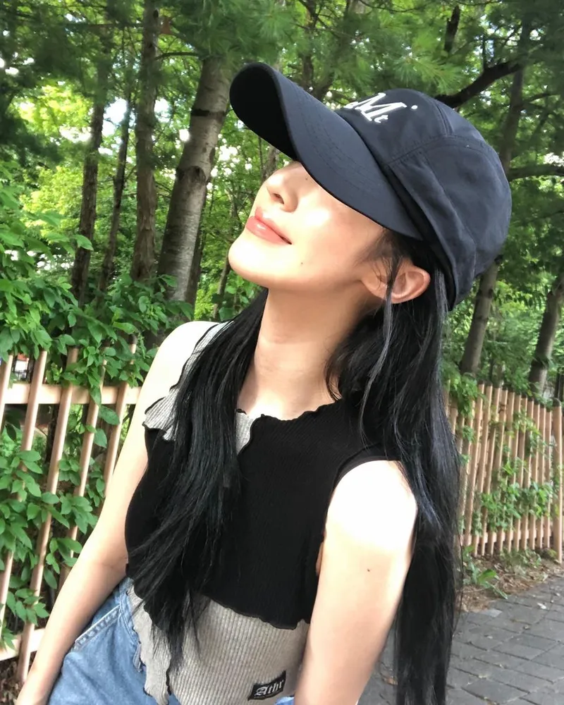“햇빛차단하고 산책하기”…이재희, 한여름 여유→청량한 설렘 / 걸그룹 위클리 이재희 인스타그램