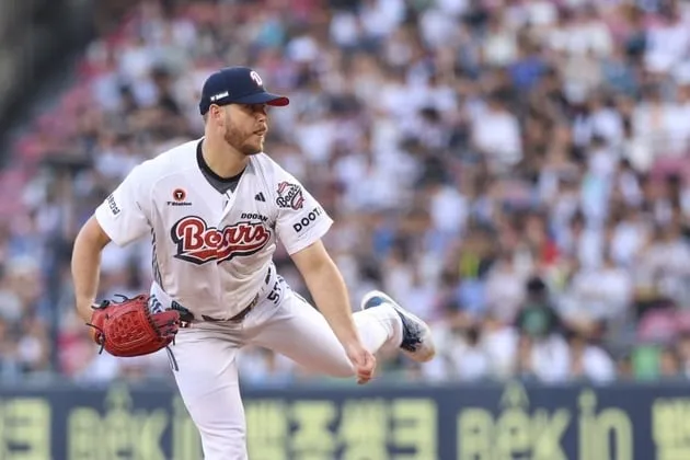 “5⅓이닝 무실점 투혼”…어빈, 마운드 변신→두산 5-0 완승 견인 / 연합뉴스