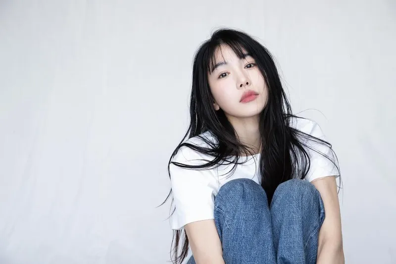 “비워 낸 마음의 여백”…오지연, 고요한 여름밤→청초한 무드 / 가수 로코 오지연 인스타그램