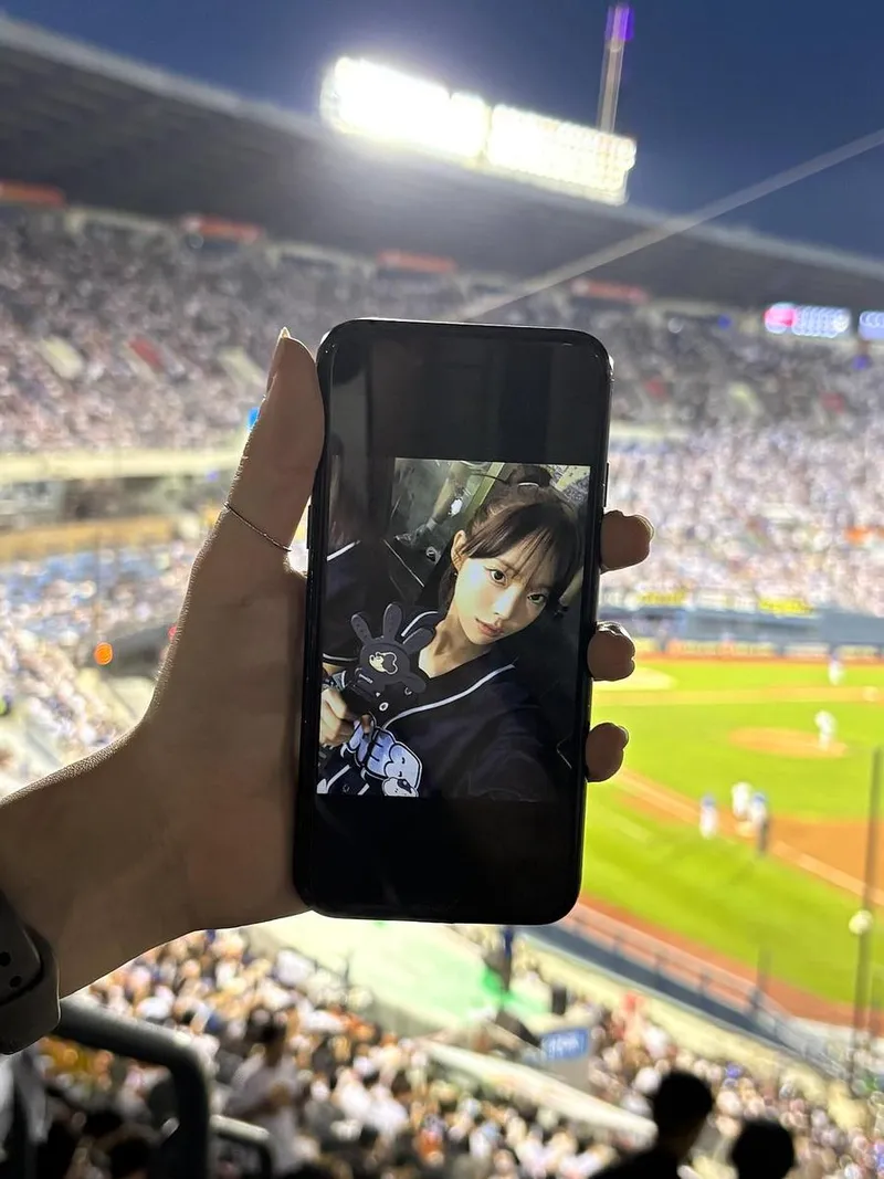 “두니폼 입은 미키와”…송예빈, 야구장에서 맞은 환호→여름밤 설렘 가득 / 배우 송예빈 인스타그램