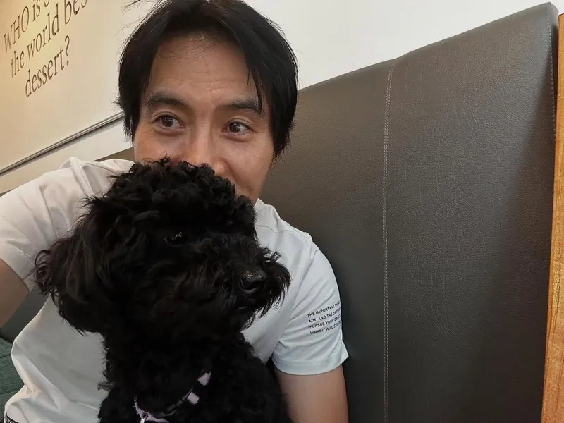 “자연스러운 미소 너머 온기”…이해영, 강아지와 빚은 여름 저녁→따스한 휴식 / 배우 이해영 인스타그램