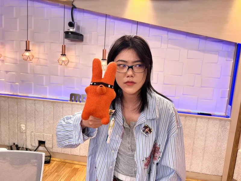 “닮은 듯 다정하게”…김이나, 소윤과의 한밤→아늑한 공감 한 컷 / 작사가 김이나 인스타그램