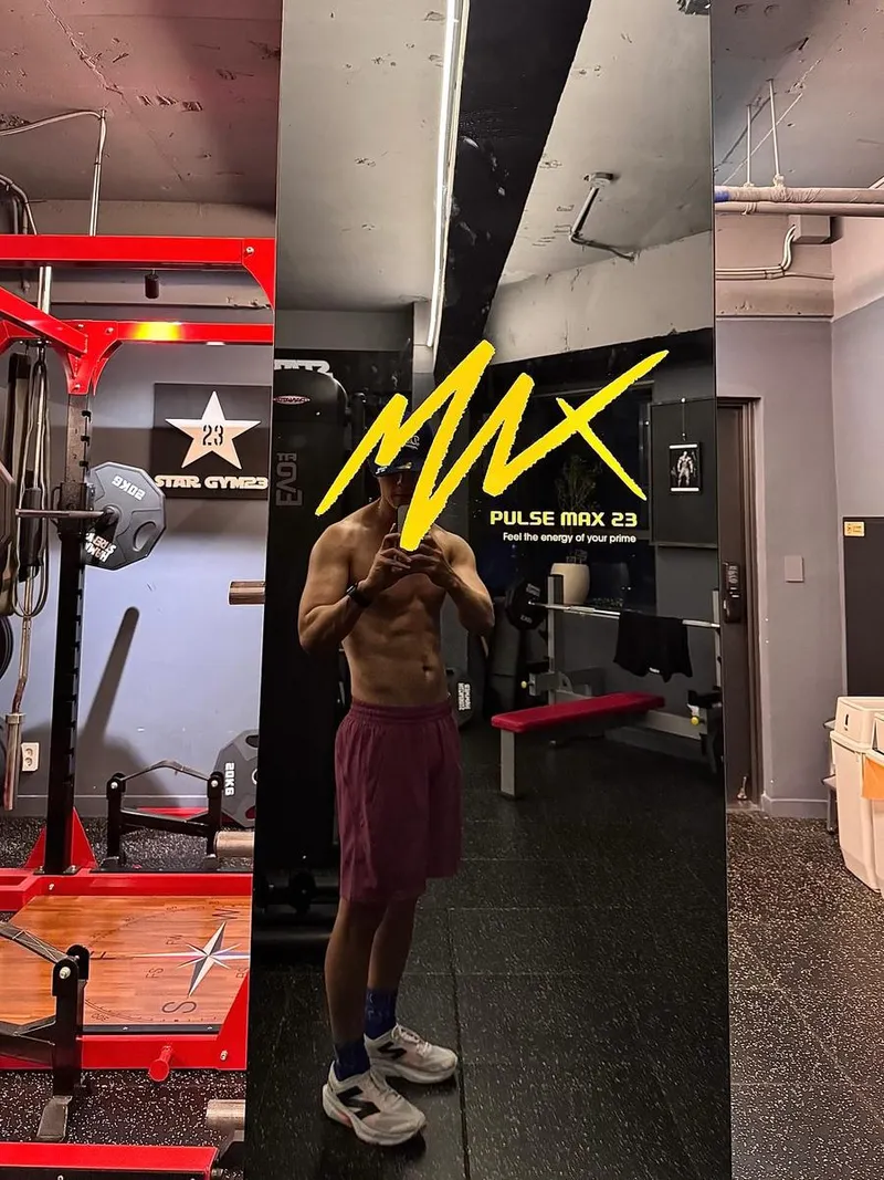 “Now I’m express mode”…동해, 여름 밤 운동→상반신 근육미 폭발 / 그룹 슈퍼주니어 동해 인스타그램