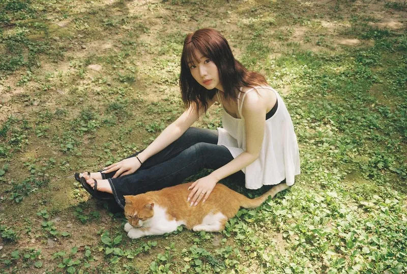 “고요한 순간 위로”…여진, 여름 한낮 고양이→힐링의 시선 / 걸그룹 루셈블 여진 인스타그램