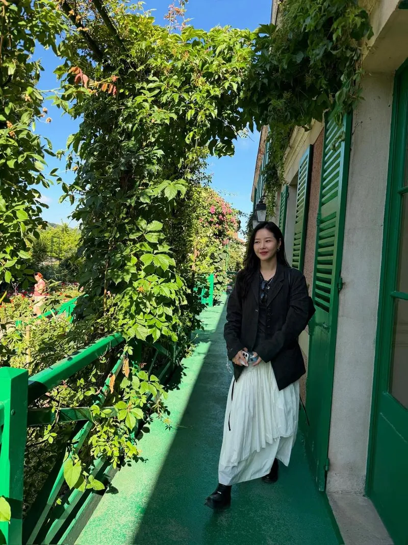 “햇살에 잠긴 여름의 고요함”…박하나, 싱그러운 아침→초록빛 산책 / 배우 박하나 인스타그램