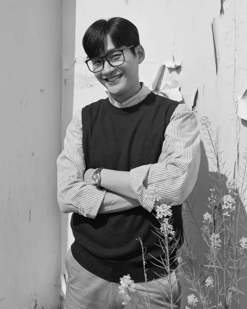 “나는 그 시절 감성이 너무 좋더랑”…정욱진, 미소 너머 여름→흑백 빈티지의 여운 / 배우 정욱진 인스타그램